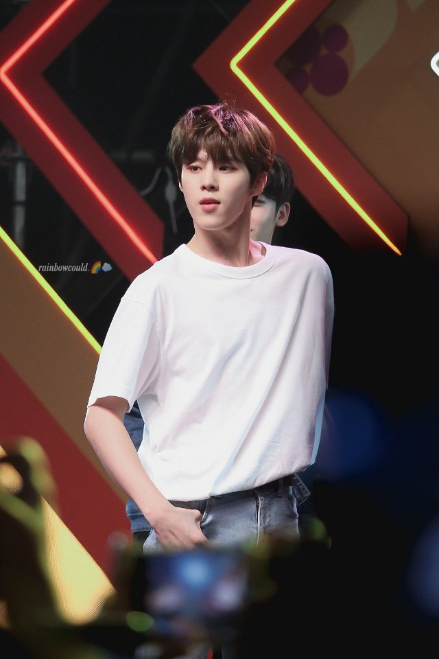 김우석ㅋㅋㅋ 프듀 러브샷 때 이거 19금 아니라고 하더니 | 인스티즈