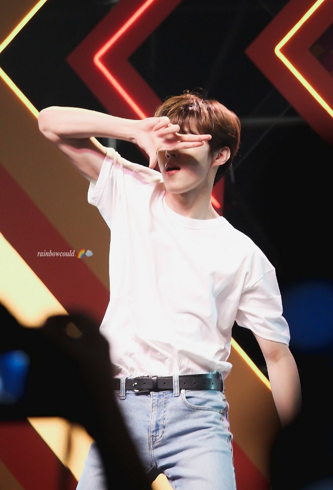 김우석ㅋㅋㅋ 프듀 러브샷 때 이거 19금 아니라고 하더니 | 인스티즈