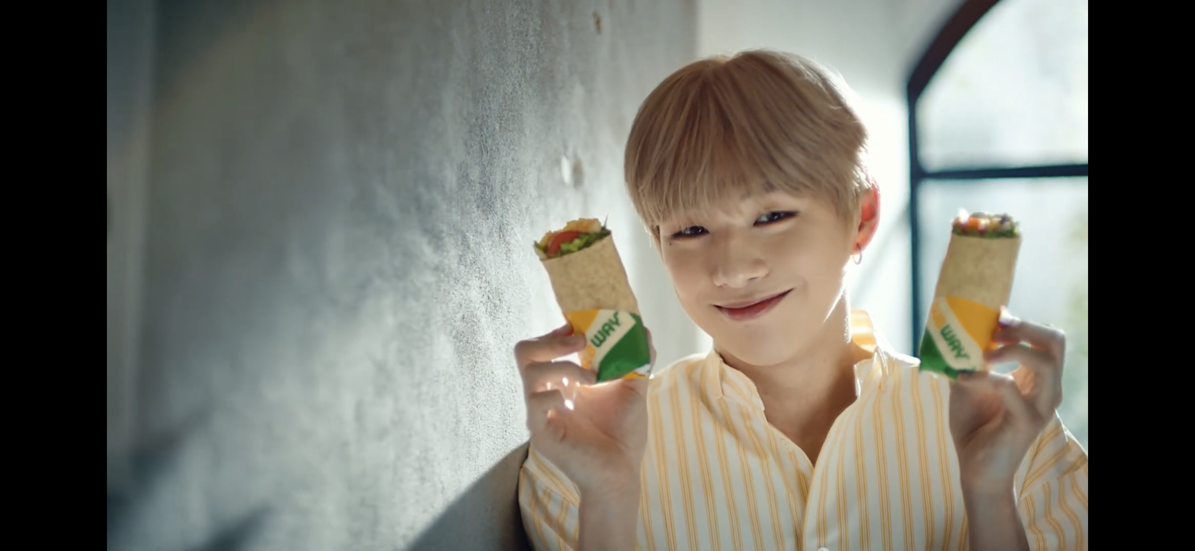 아니 시그니처랩 진짜 큰데 강다니엘이 드니까 미니어처야.. | 인스티즈