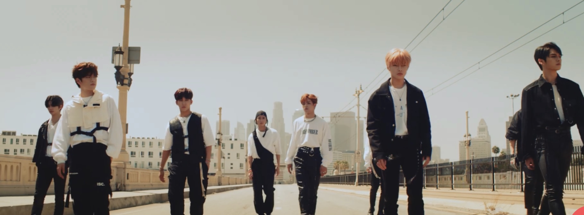 제왑 스키즈 컴백 전까지 싱글 2번 내고 둘 다 활동 시킬 거 같던데 | 인스티즈