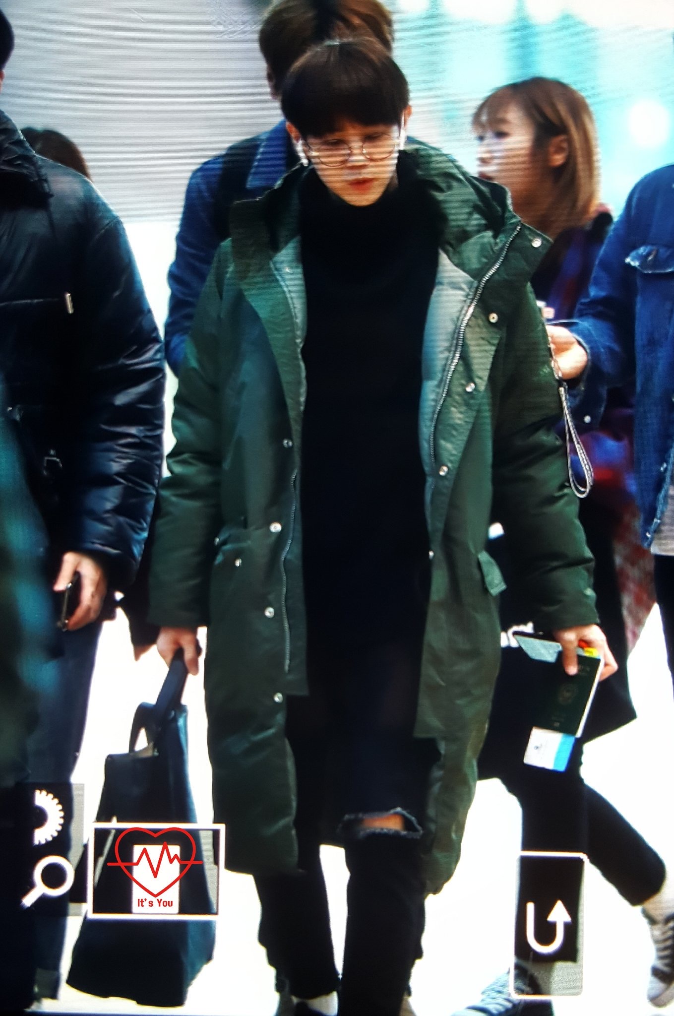 에어팟이 이렇게 컸었나 원래????? | 인스티즈