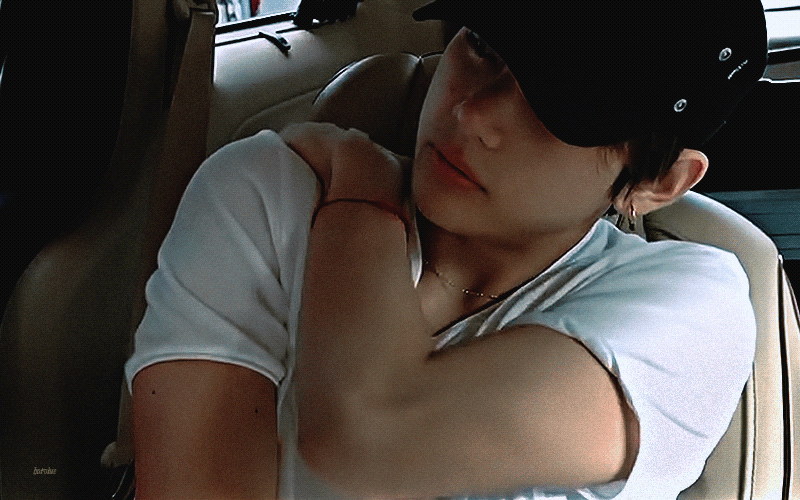 방탄 뷔 몸이.. 팔뚝이 .. 진짜 잘컸다 | 인스티즈