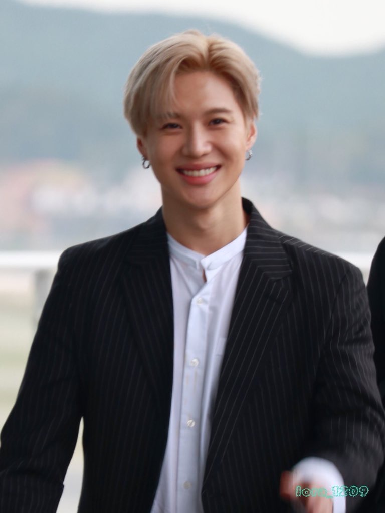 이태민 옷에 뭐 흘려서 가슴 가리고 인사하는거 넘나 귀여운 부분이라고ㅜㅜㅜㅜㅜㅜㅜ | 인스티즈