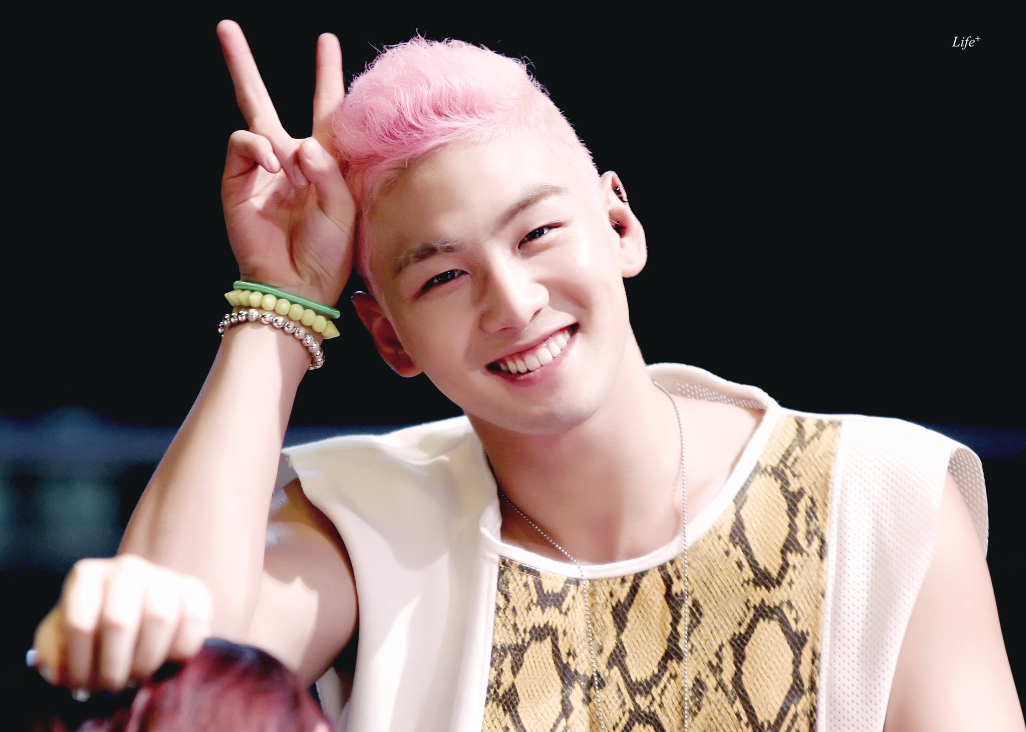 생각해보면 강동호 데뷔초 머리 스타일링 독특하다 ㅋㅋㅋㅋ 애기가 이런 머리를 | 인스티즈