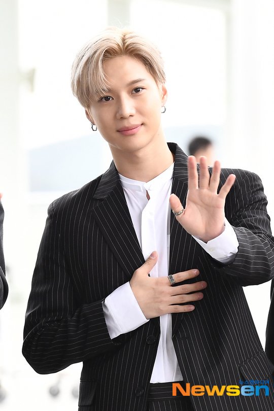 이태민 옷에 뭐 흘려서 가슴 가리고 인사하는거 넘나 귀여운 부분이라고ㅜㅜㅜㅜㅜㅜㅜ | 인스티즈