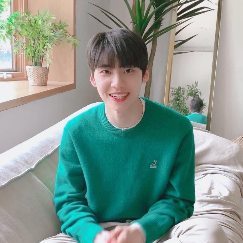 이진혁 동글동글 뒷통수 잡아먹쟈 | 인스티즈