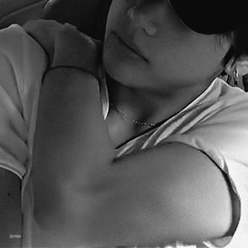 방탄 뷔 몸이.. 팔뚝이 .. 진짜 잘컸다 | 인스티즈