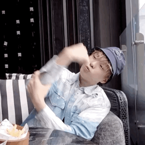 강다니엘 방콕갈때 입술터져서 팬들 단체로 피곤해서 터졌군아ㅠ했는데 | 인스티즈