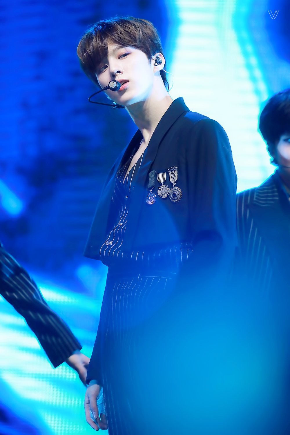 김우석 무대 고화질 진짜 멍쩐다..왜 적응이 안되냐 | 인스티즈