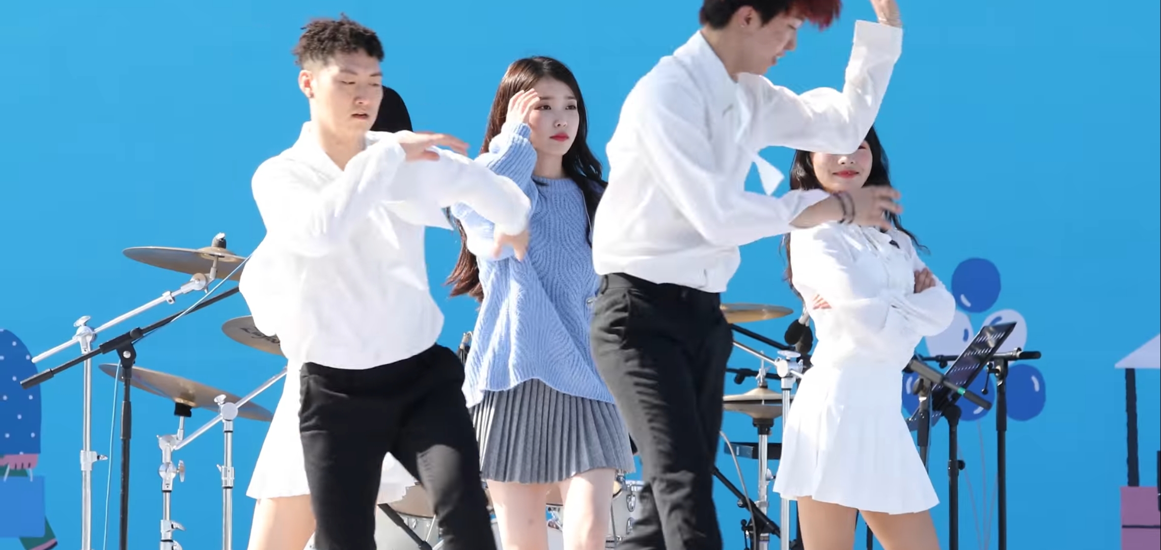 🔥🔥아이유 이 니트랑 치마 제품 뭔지 알오?!!🔥🔥 | 인스티즈