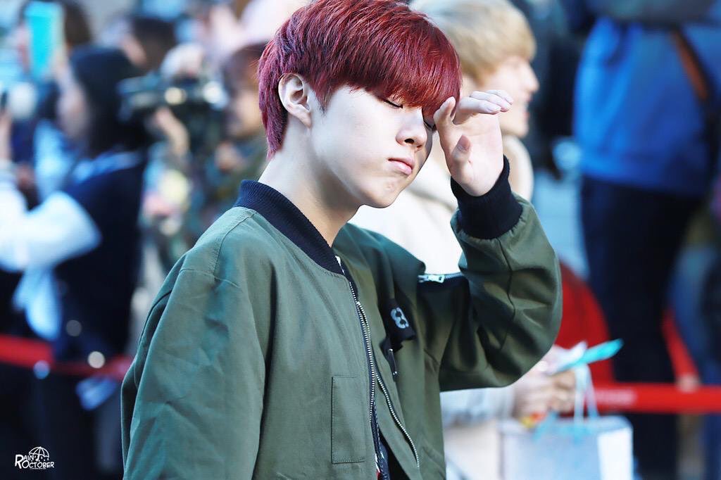 졸리면 말도 못하게 귀여워지는 김우석 좀 봐 | 인스티즈