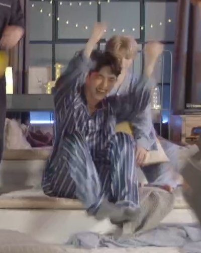 네네치킨 모델이라 차마 처돌이를 멤버에게 설명할 수 없었던 우리 리더 | 인스티즈