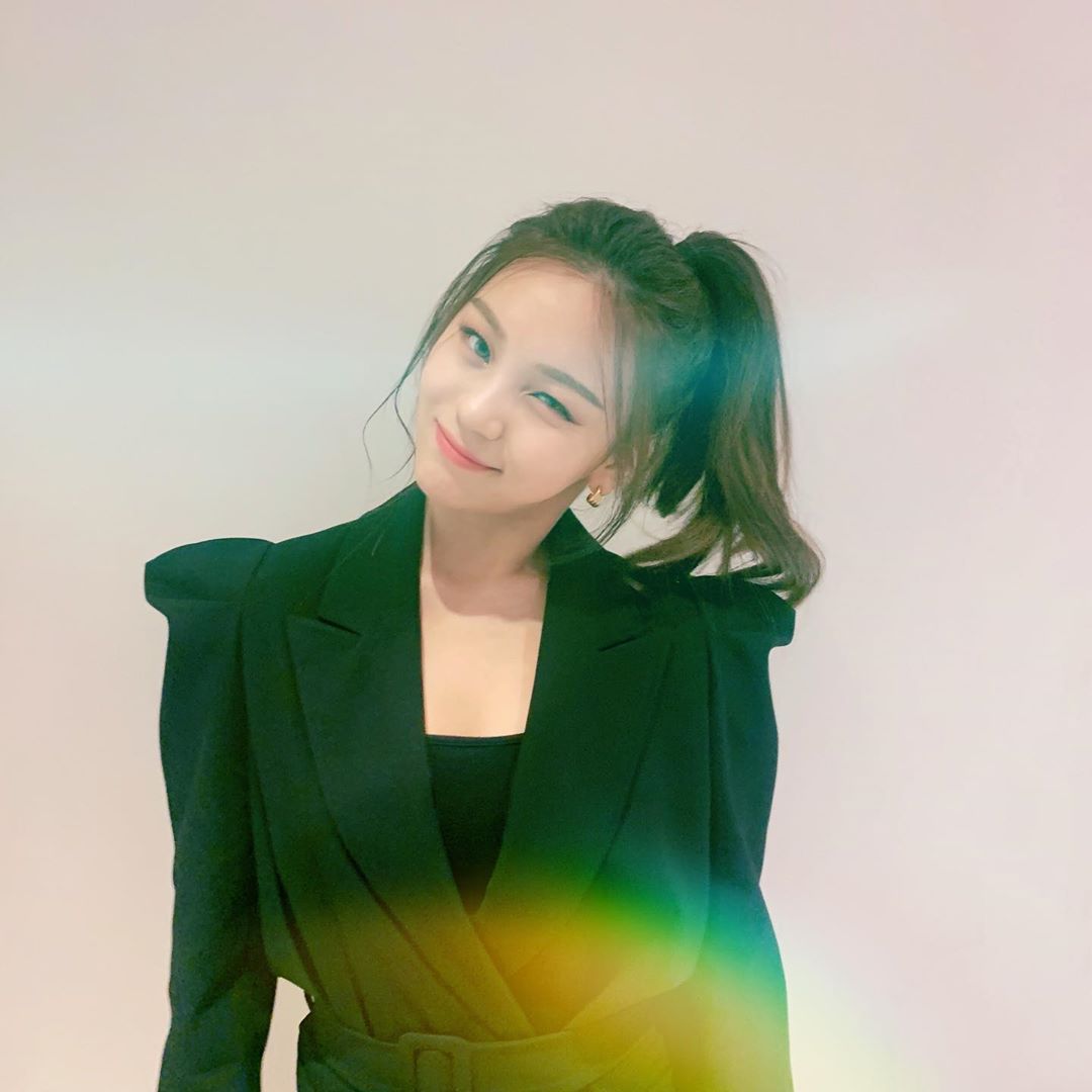 여자친구 엄지 각 잡고 빡센 화장한거 대박이다.............. | 인스티즈