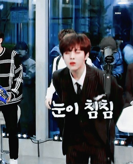 김우석 침침한거 넘 ㄱㅇㅇ | 인스티즈