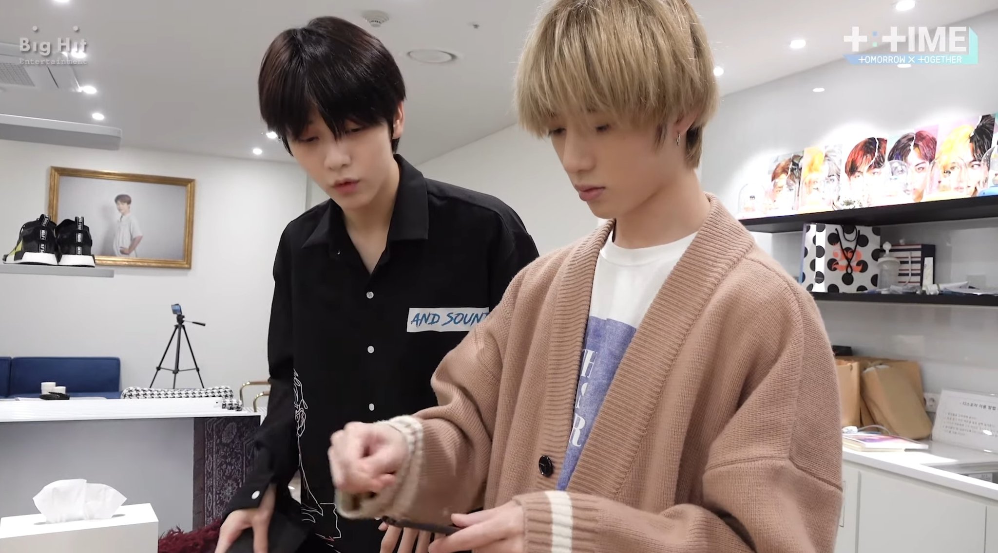 탄또들 지민이 액자 사진 왜 붙어있는지 몰라서 어리둥절한거 겁나 웃기다 | 인스티즈