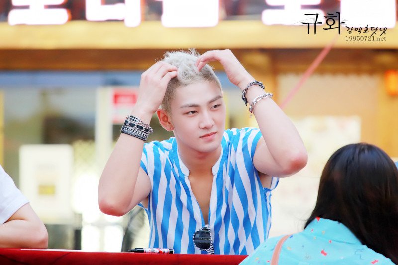 뉴이스트 강동호 데뷔초 고화질인데 로고가 딱 그 시기에 유행했던 느낌이야 | 인스티즈