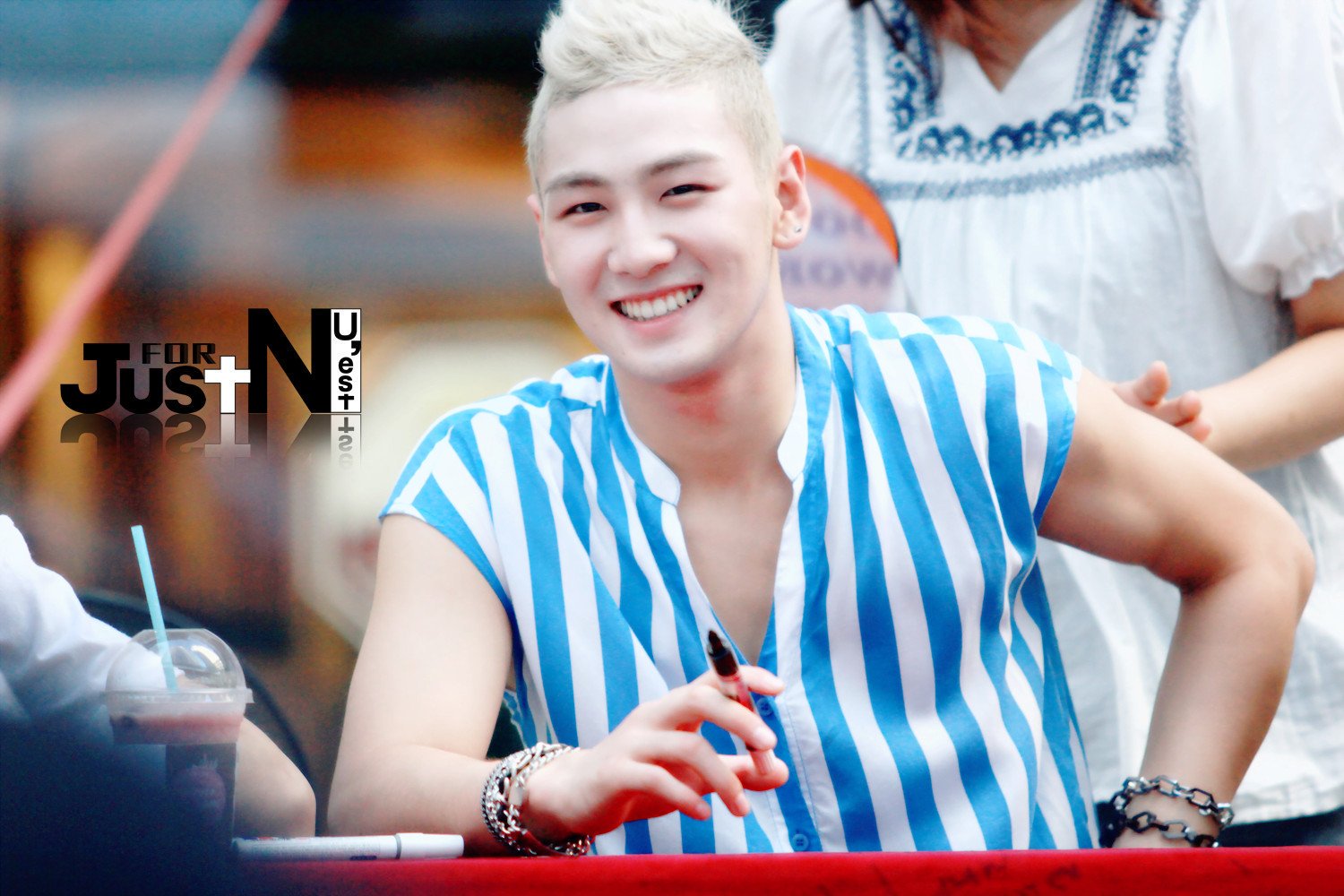 뉴이스트 강동호 데뷔초 고화질인데 로고가 딱 그 시기에 유행했던 느낌이야 | 인스티즈