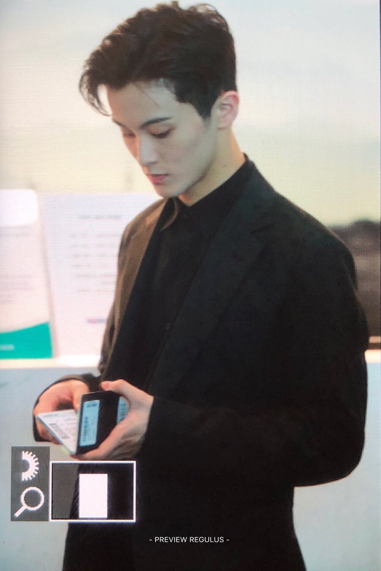 이마크 이 착장으로 꺼낸 여권이 캐나다여권인거 | 인스티즈