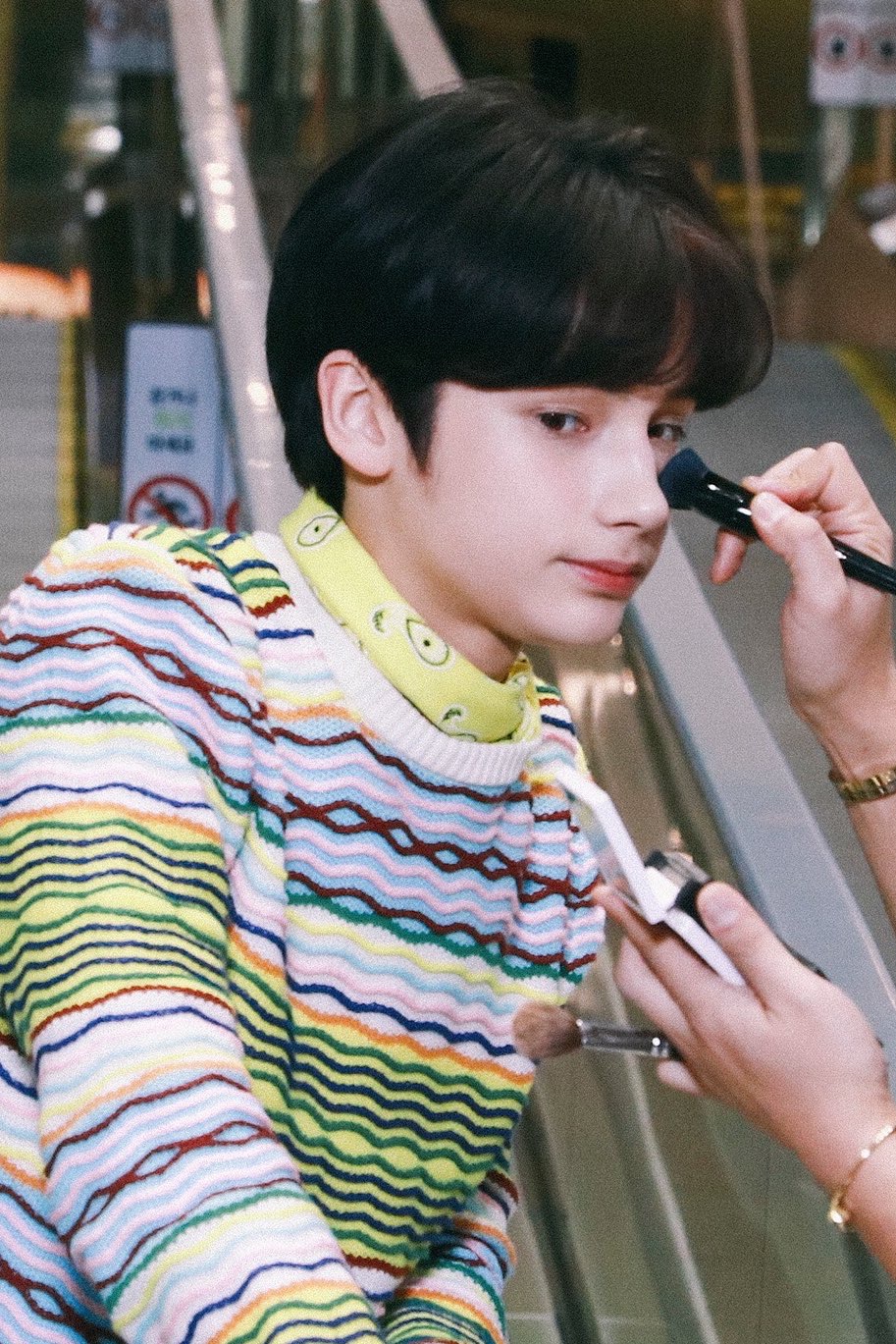 투바투 휴닝카이 어머뿔 때랑 943 때 분위기 차이..... | 인스티즈