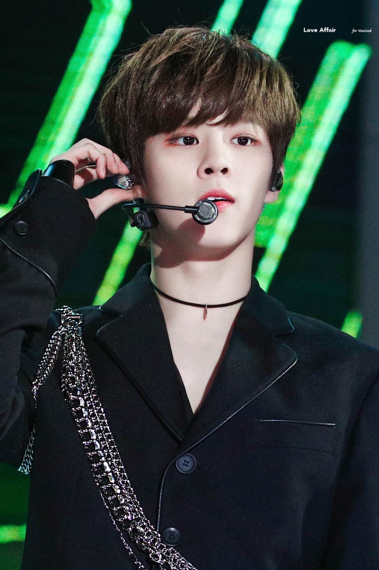 김우석 직캠 티비 전광판 고화질짤 다 똑같이 생겼어.. | 인스티즈