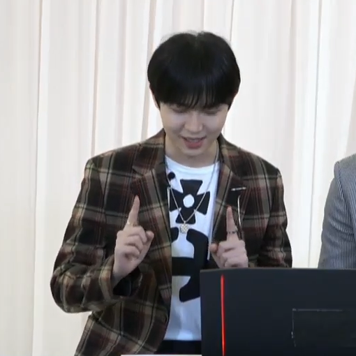 다들 보고 기분좋아지시라고 행복한 김재환와르르 | 인스티즈