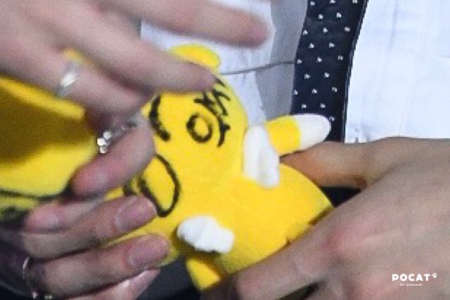 김우석 오늘 엔딩때 던진 인형 머리통 봤어??? | 인스티즈