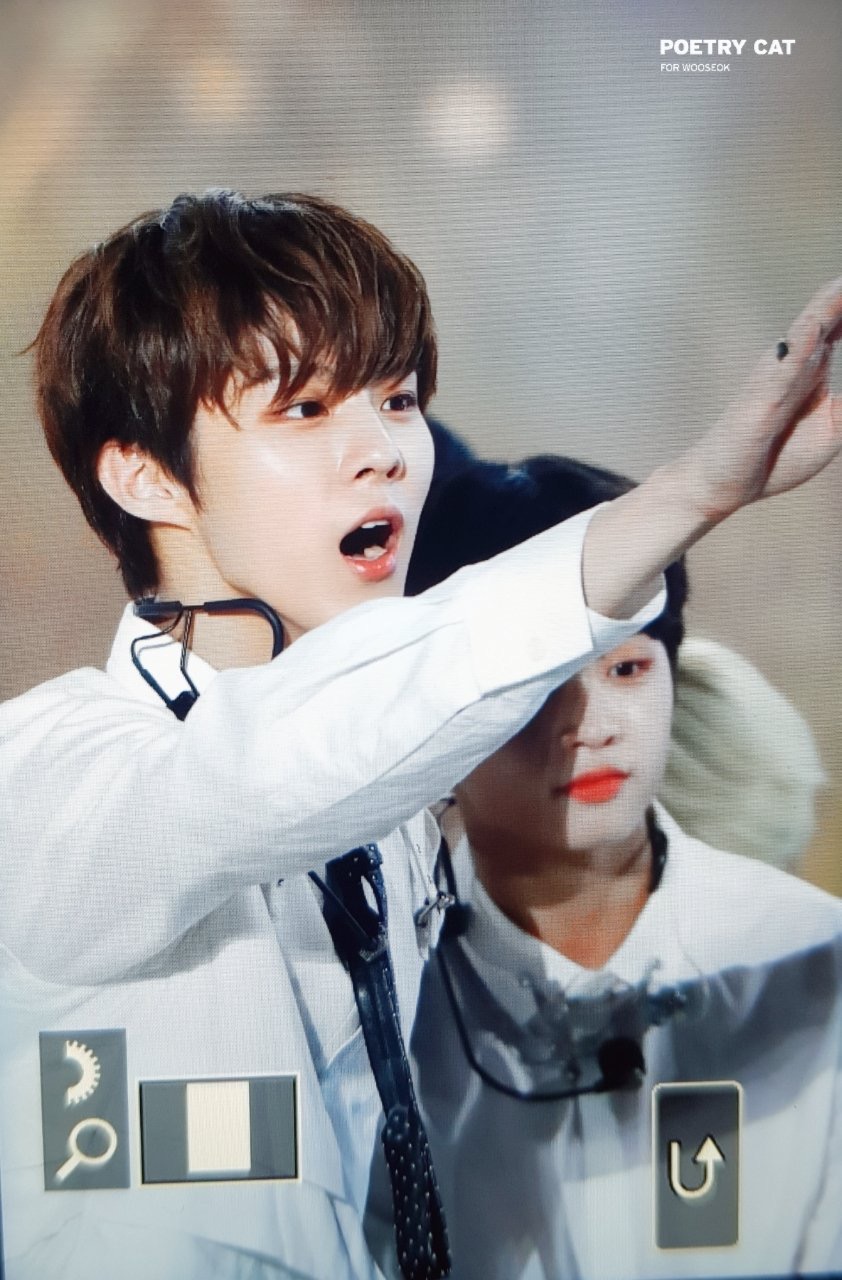 김우석 이런 표정으로 말리면 ㄹㅇ 더하고 싶지.. | 인스티즈