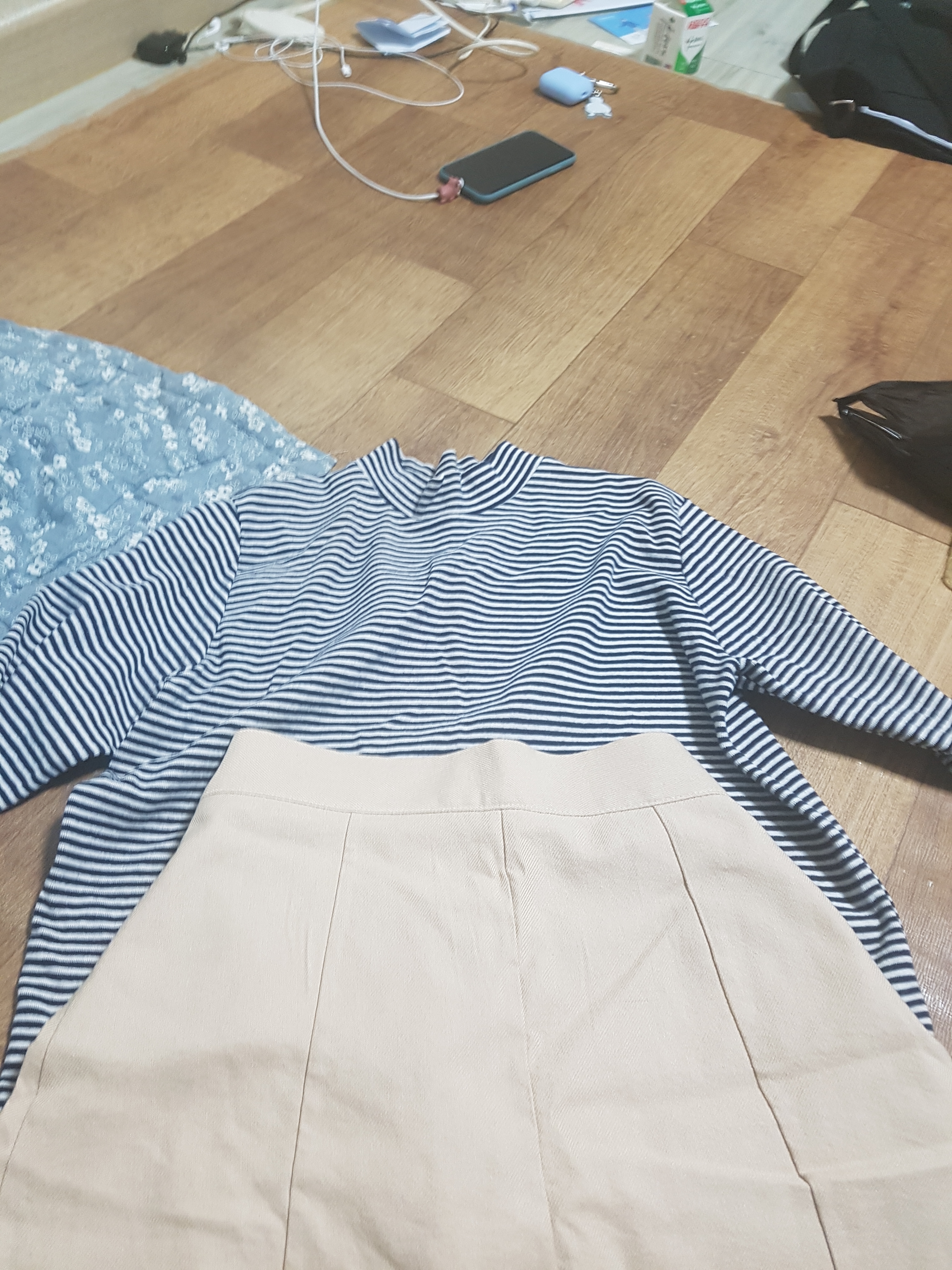 익들아 이렇게 입으면 색깔 별로야?? | 인스티즈