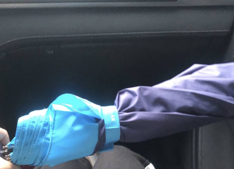 나가야되는데 우산이 이거밖에 없어... | 인스티즈