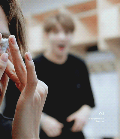 방탄 정국 카메라 돌아가는줄 모르고 바지 정리하던겈ㅋㅋㅋㅋㅋㅋ | 인스티즈