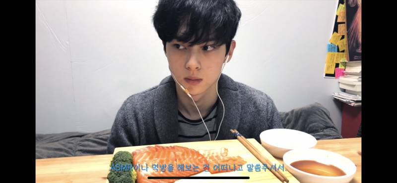 노잼봇 연어먹는 영상...진짜 요즘 내 최고 힐링이야.. | 인스티즈