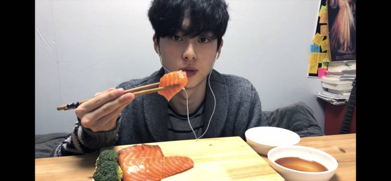 노잼봇 연어먹는 영상...진짜 요즘 내 최고 힐링이야.. | 인스티즈