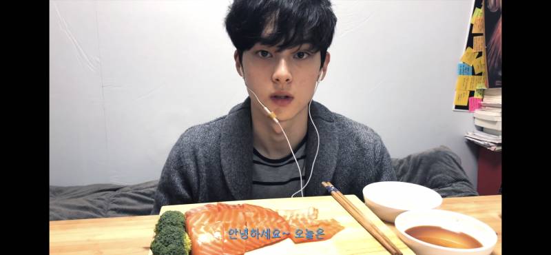 노잼봇 연어먹는 영상...진짜 요즘 내 최고 힐링이야.. | 인스티즈