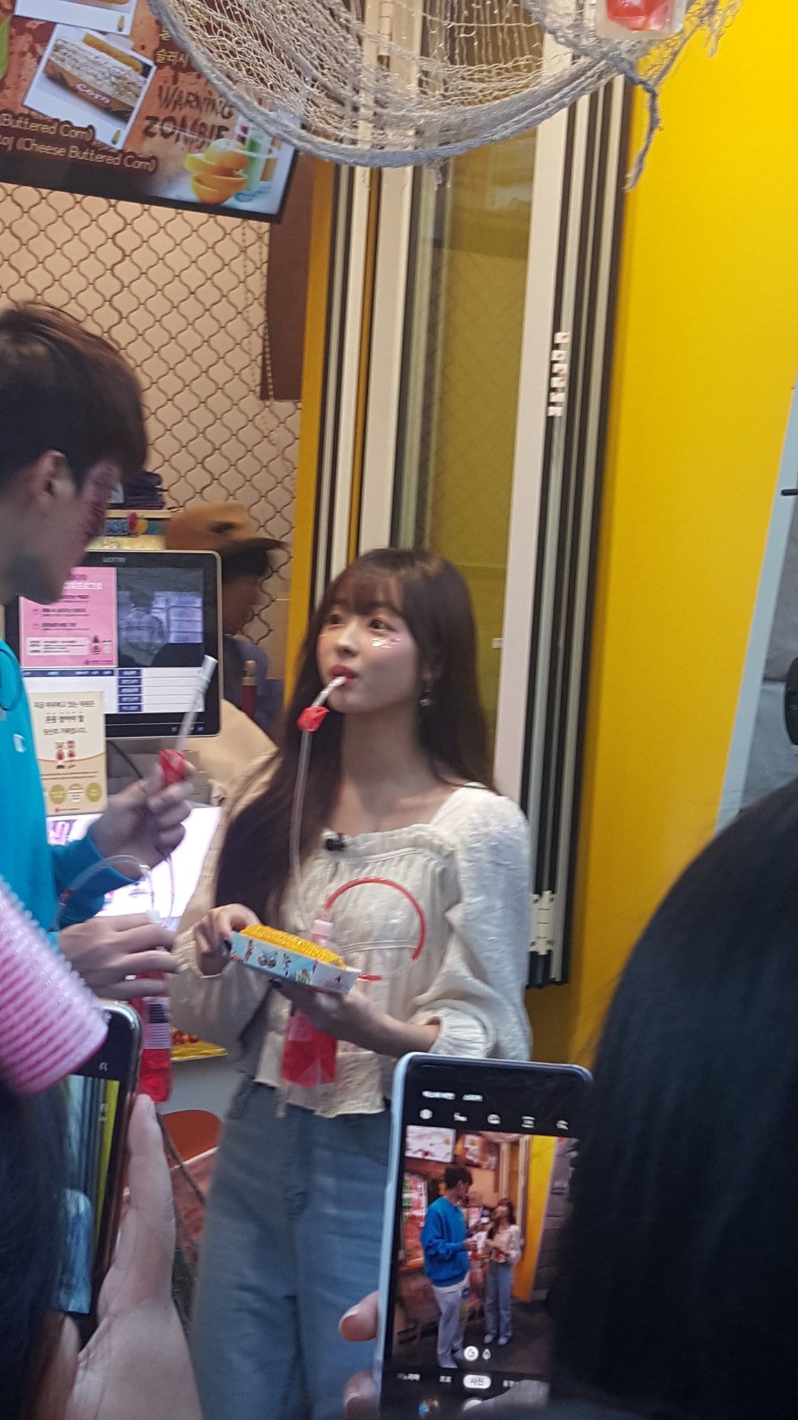 와...오마이걸 유아 롯데월드 목격사진 떴는데 진짜 찐인형이다 - 인스티즈(instiz) 연예 카테고리