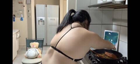 엥 구도쉘리 식당에서 입은 브라탑 뒷모습 이렇대 | 인스티즈