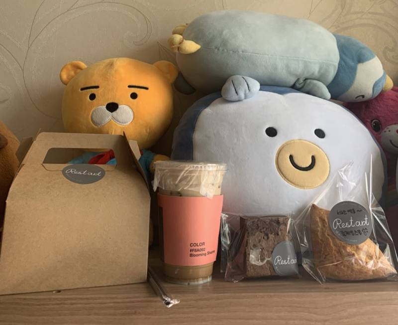 뜨끈한 순대국밥 먹고 지금 후식으로 케이크 먹는중 | 인스티즈