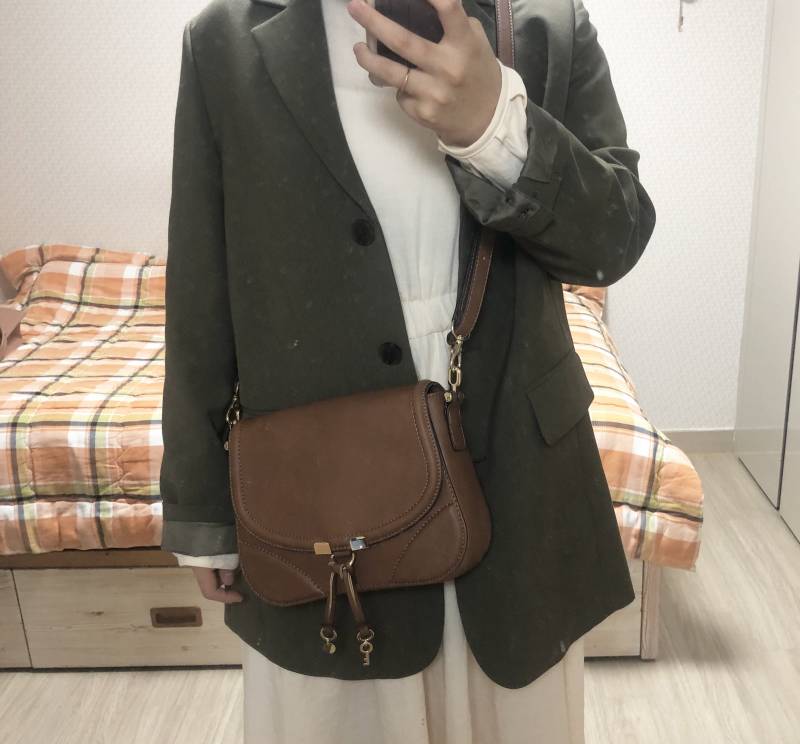 가방 무슨색 맬까? | 인스티즈