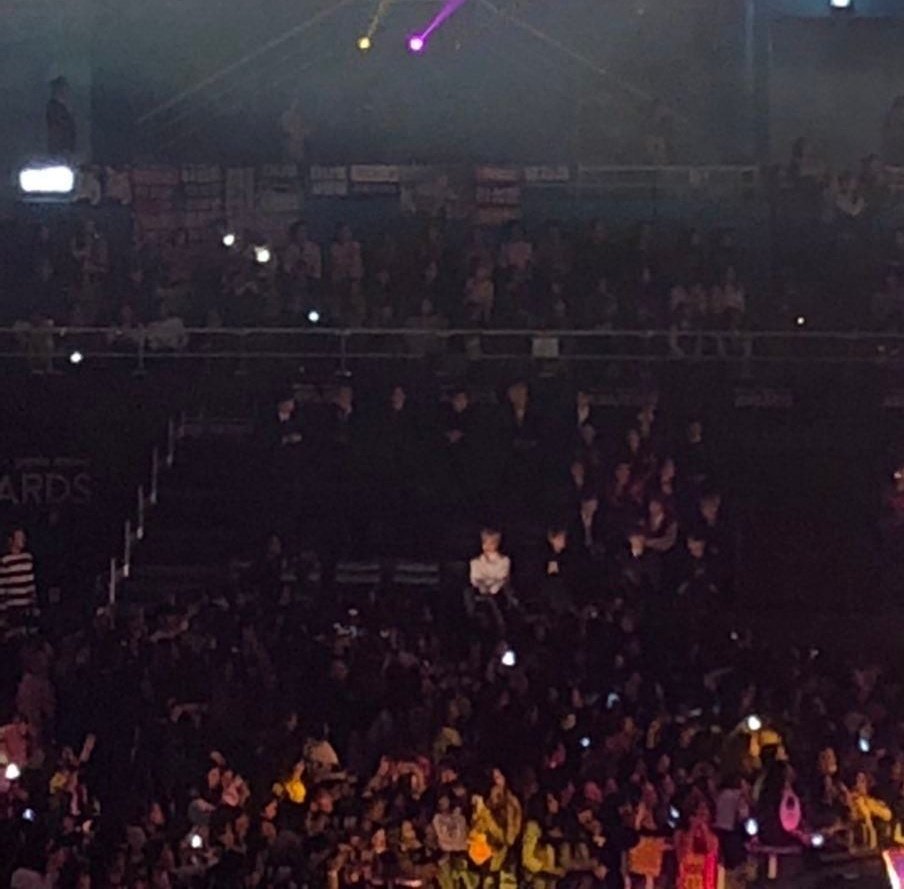 이거 지민 혼자 라이트 켠거 아니고 진짜 옷때문에 튀는거야??ㅋㅋㅋ | 인스티즈