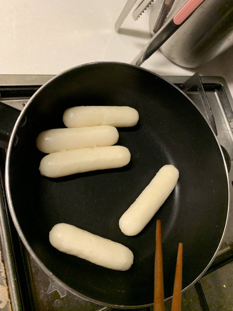 헤헤 아침부터 떡 구워먹는다 | 인스티즈