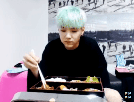 [잡담] ㅇㄴ 슈가 먹는거 보고 누가 입안에 수분이 부족해보인대 | 인스티즈