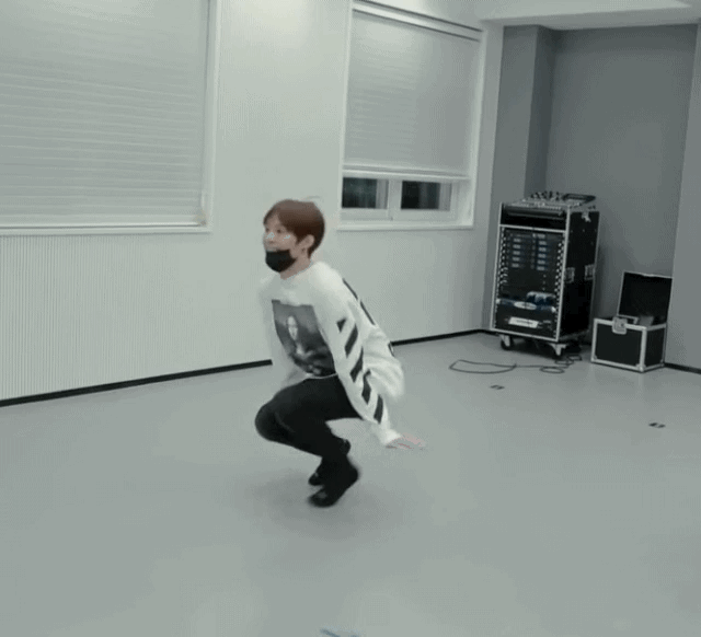 있는 무대는 3개 .... 그거 마저 매번 똑같은 옷으로 돌려 입기도 아니고 똑같은 사람한테 똑같이 입히기... 배경 없으면 구분 불가... | 인스티즈