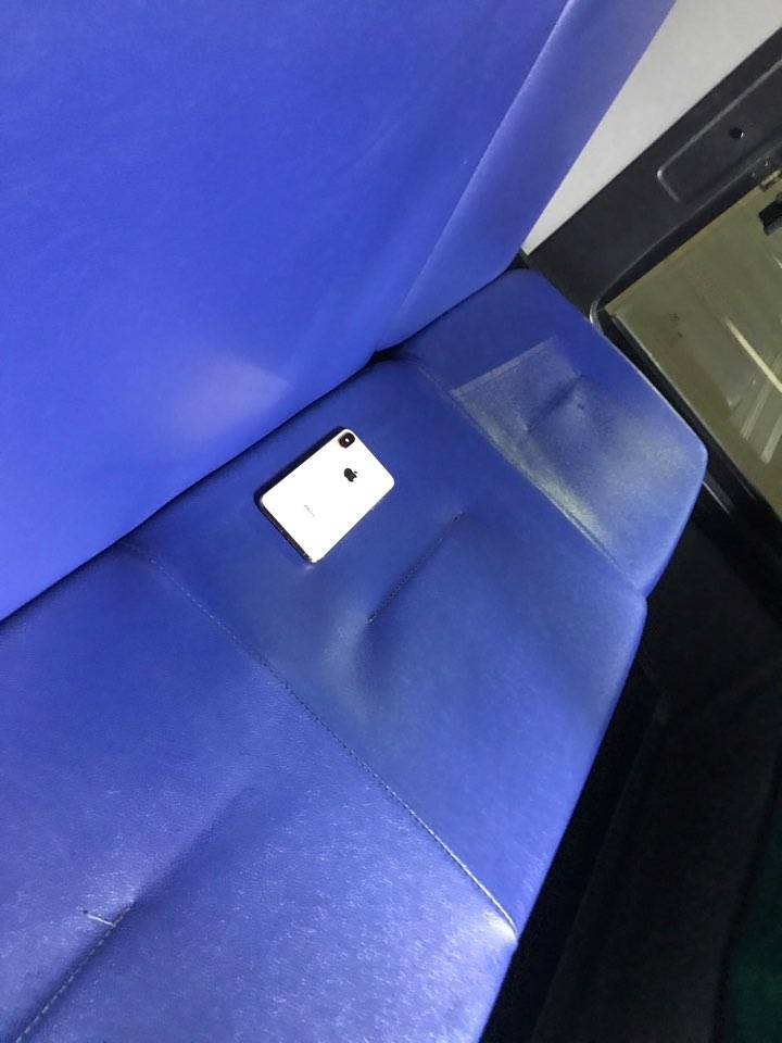 익들아 누가 버스에다가 아이폰 두고 내렸어 | 인스티즈