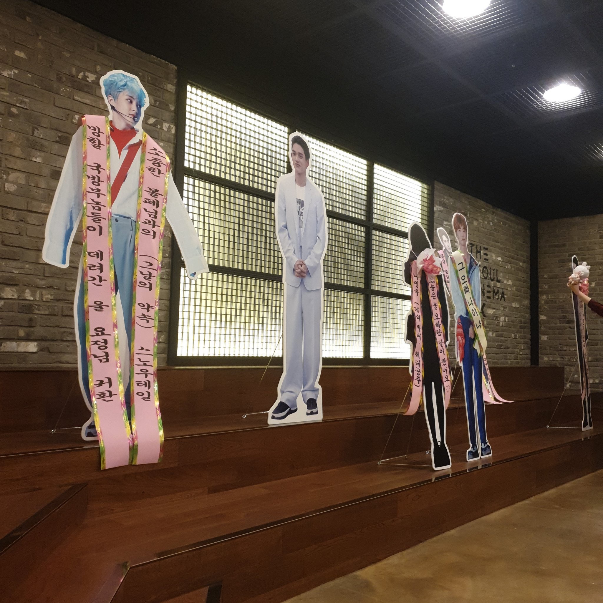 엑소 홈마 전시회에 엔시티 멤버 등신대 왔는데ㅋㅋㅋㅋ 진짜 손님 같아 | 인스티즈