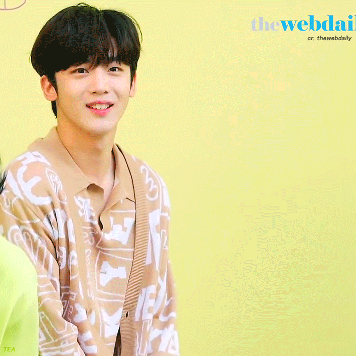 2층에 있는 팬들한테 인사하는 김요한 | 인스티즈