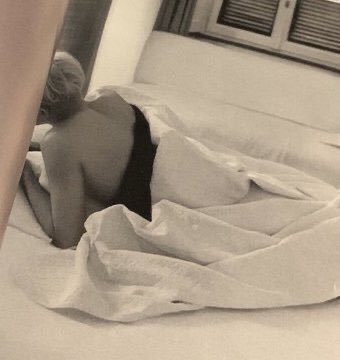 찬열을 이렇게 벗기고 눕히고 하는데 향수가 어케 눈에 들어와요 | 인스티즈