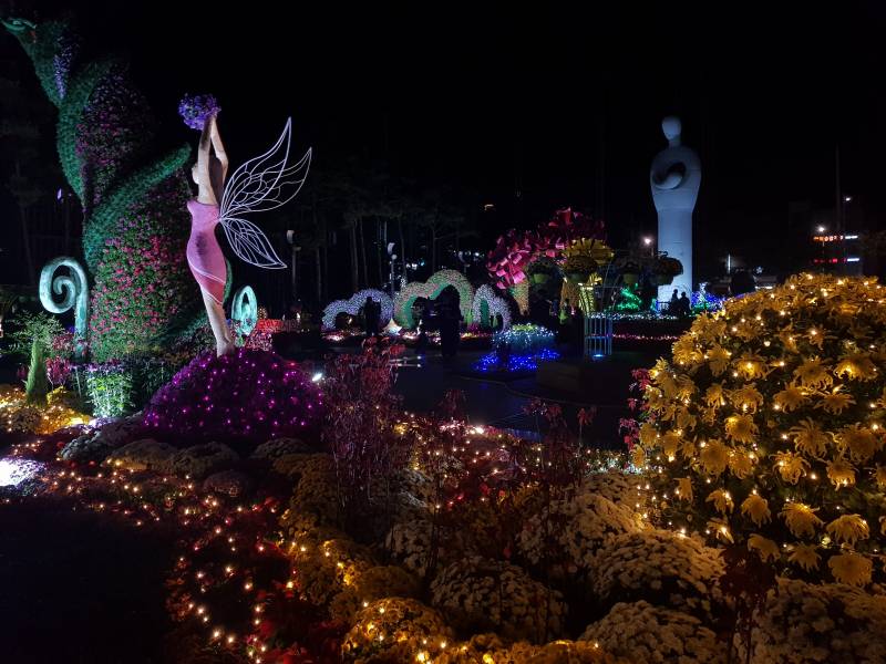 동네 공원에 축제라고 이리저리 꾸며놨는데 좀 촌스러운데 보기 좋다 | 인스티즈