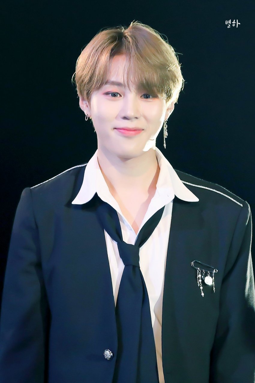 하성운 ❤️앞광대❤️ 잘 보이는 사진 있는 사람 | 인스티즈