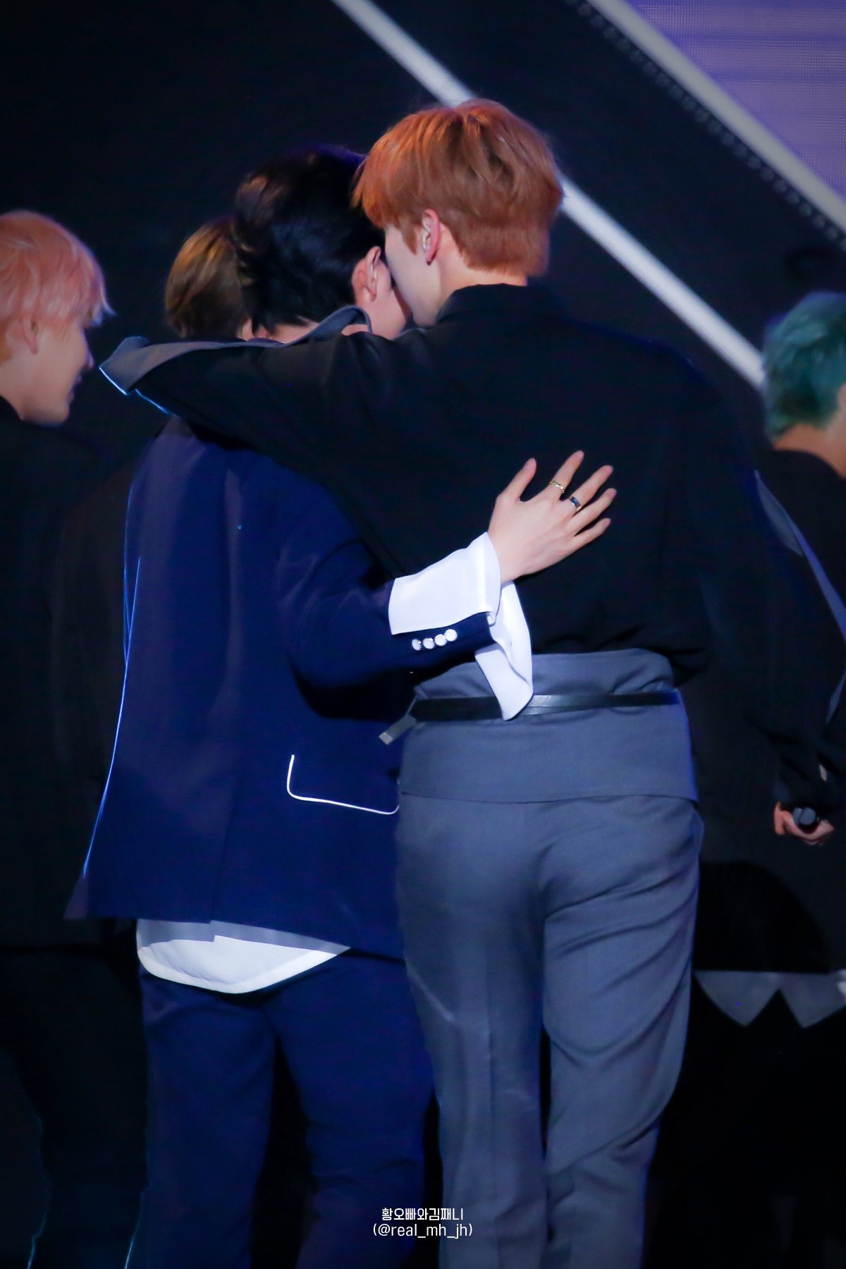 ㄱ 귓속말 한 다음에 광대 올라가는거 (년짼 | 인스티즈