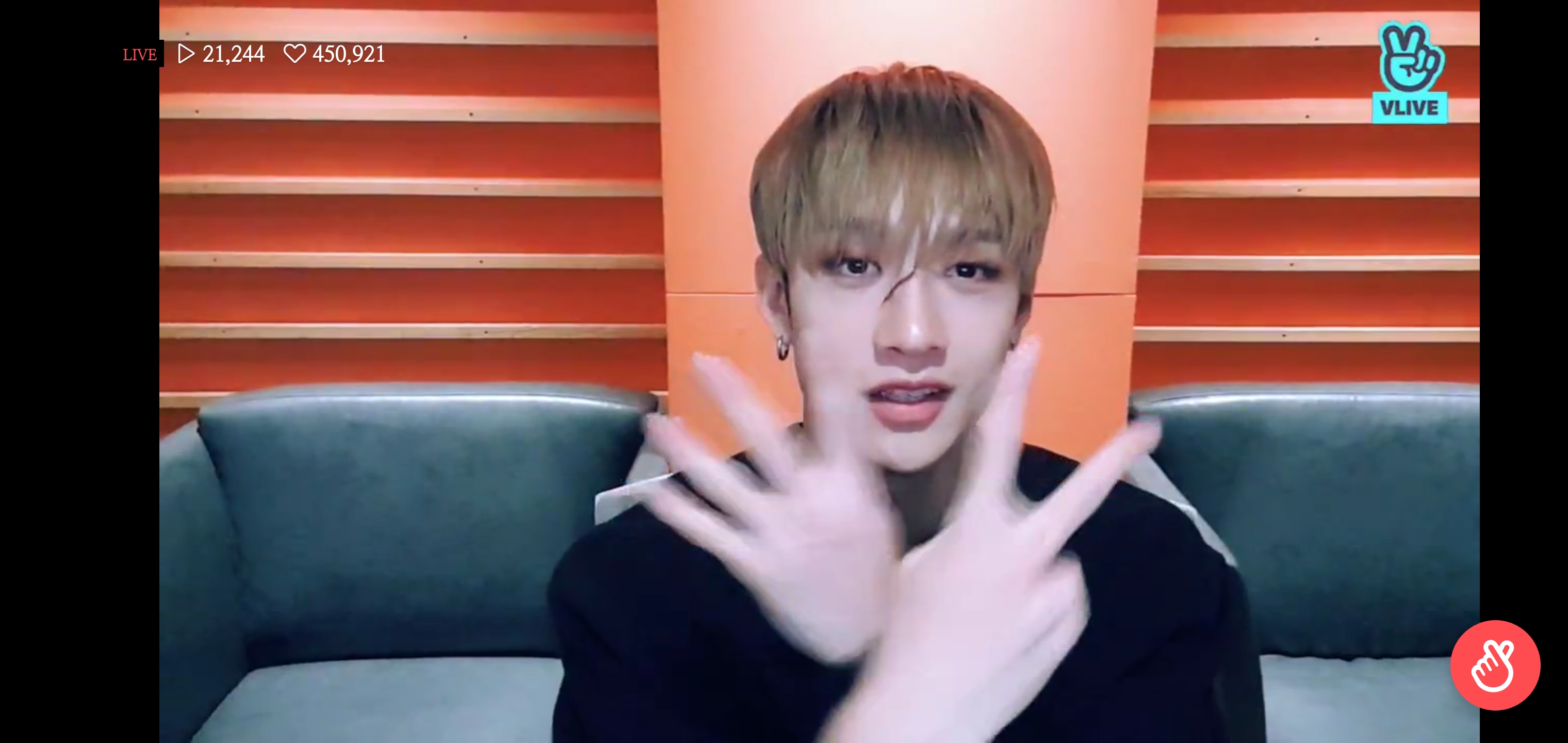 팬들이랑 약속지킨다고 팬미팅 끝나고 메이크업도 안지우고 브이앱 킨 남돌 | 인스티즈