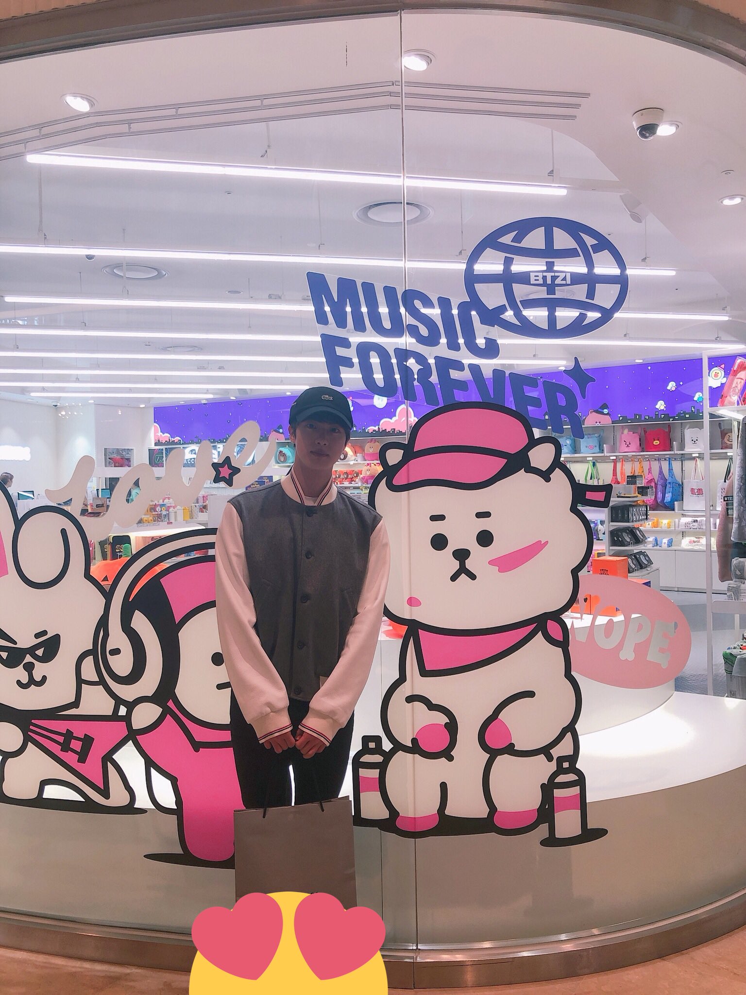 자기가 만든 캐릭터를 사러 강남에 직접 가는 아이돌이 있다? | 인스티즈